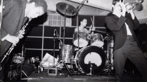  Jean-Michel Basquiat tocando el saxofón en Gray. Foto del Bandcamp de la banda.