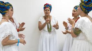 Carolina Oliveros junto a músicas de Bulla en el Barrio en el documental Catapum | Radiónica