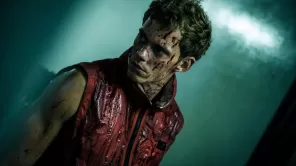 "Contra todos" es una cinta de acción protagonizada por Bill Skarsgård. Foto: Corazón Films.