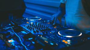 True Music 10: cartel y fechas | Foto de Gianni Scognamiglio en Unsplash 