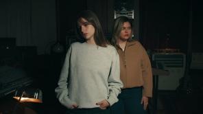 Adèle Castillon y Louanne se unen en "Je me demande”