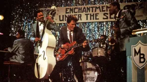 El elenco de 'Volver al futuro' busca la guitarra de Marty McFly | Foto: Universal