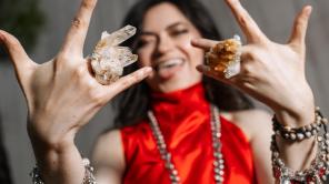 ¡Ya está aquí! Ali Stone presenta el video oficial de 'TRNA', su poderosa canción nominada al Latin GRAMMY