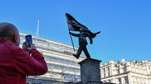 Banksy se atribuyó curiosa estatua que apareció en Londres | Foto AFP