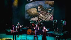 La Burning Caravan en vivo en el Teatro Colón de Bogotá. Foto tomada de Facebook.