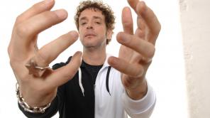 Gustavo Cerati grabó 12 álbumes en su carrera de los cuales siete fueron con Soda Stereo y cinco como solista.