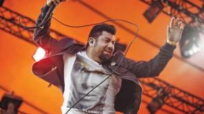 Chino Moreno de Deftones se presenta dentro de un volcán