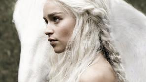 Emilia Clarke actriz que interpreta a 'La madre de dragones'.