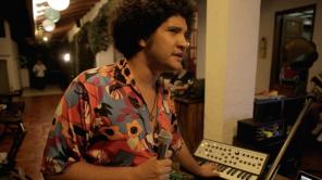 Gaitas, tambores y beats electrónicos en un nuevo Amplificado TV