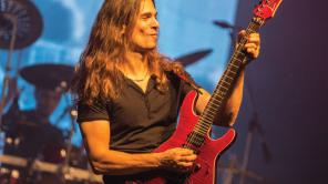 Kiko Loureiro también es guitarrista de la agrupación brasileña Angra.