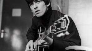 Entre las composiciones más importantes de Harrison con los Beatles están "While My Guitar Gently Weeps", "Something" y "Here Comes the Sun".