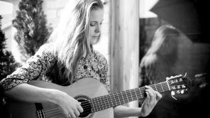 Oriunda del sur de Irlanda comenzó a componer sus canciones a los 13 años de edad.