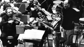 C3PO y John Williams dirigiendo la orquesta.