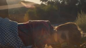 Sophia Lillis (It) y un hombre árbol en el nuevo video de The War On Drugs