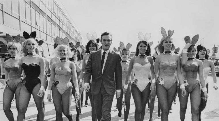 Hugh Hefner junto a varias conejitas Playboy.