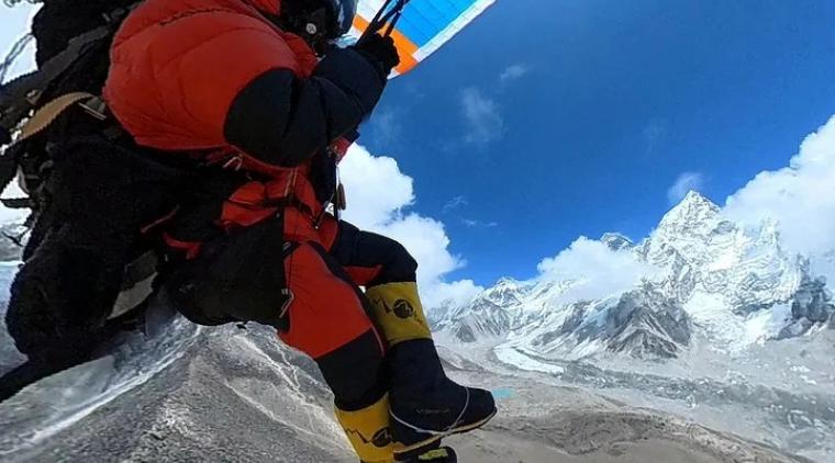 Un parapentista se lanza por primera vez legalmente desde la cima del Everest