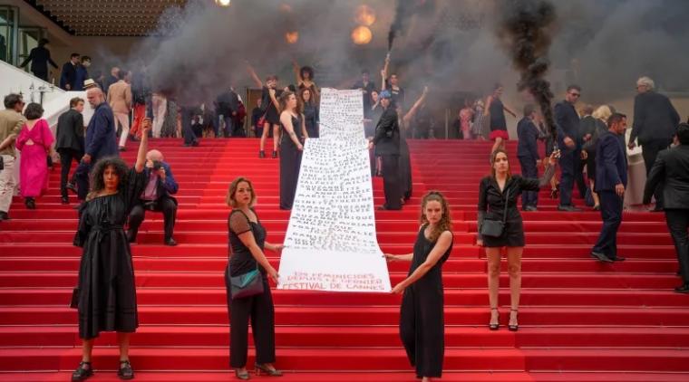 Feministas muestran en alfombra roja de Cannes pancarta con nombres de 129 mujeres asesinadas