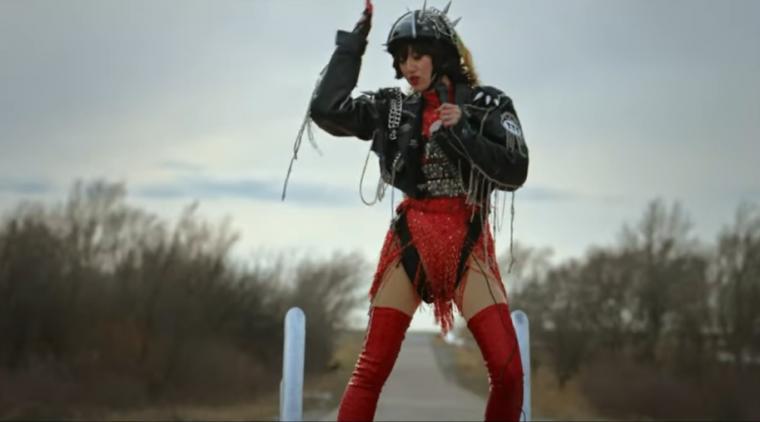 “Spitting Off the Edge of the World” de Yeah Yeah Yeahs