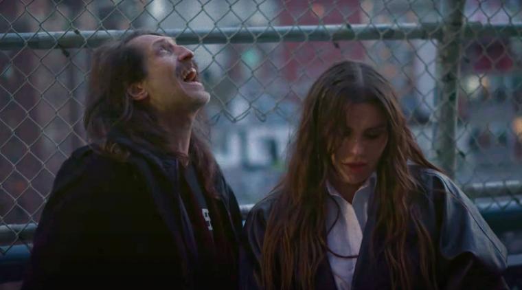 Captura de pantalla del video oficial de "Take Only What You Can Carry" de Gogol Bordello