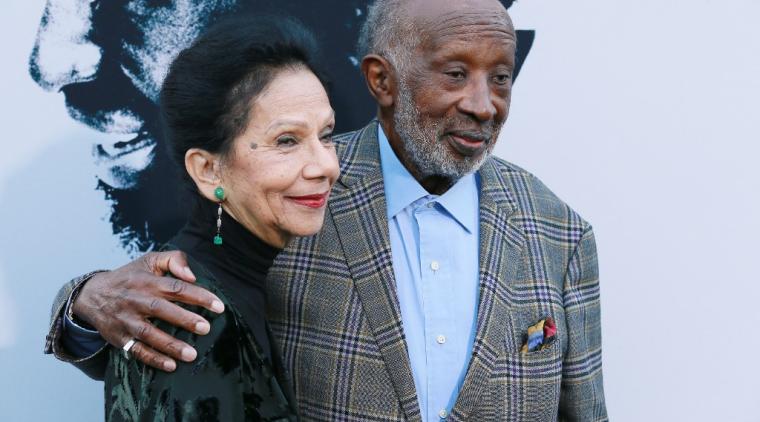 El ejecutivo musical Clarence Avant y su esposa Jacqueline Avant asisten al estreno de "The Black Godfather" de Netflix en Paramount Theatre en Paramount Studios el 3 de junio de 2019 en Hollywood, California. | LEON BENNETT / GETTY IMAGES NORTEAMÉRICA / AFP 