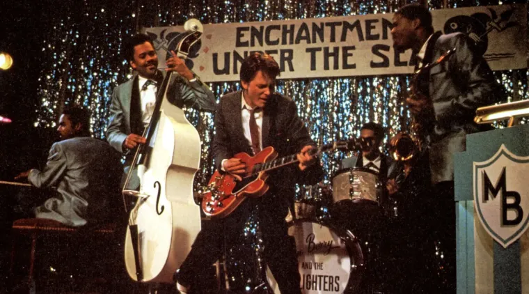 El elenco de 'Volver al futuro' busca la guitarra de Marty McFly | Foto: Universal