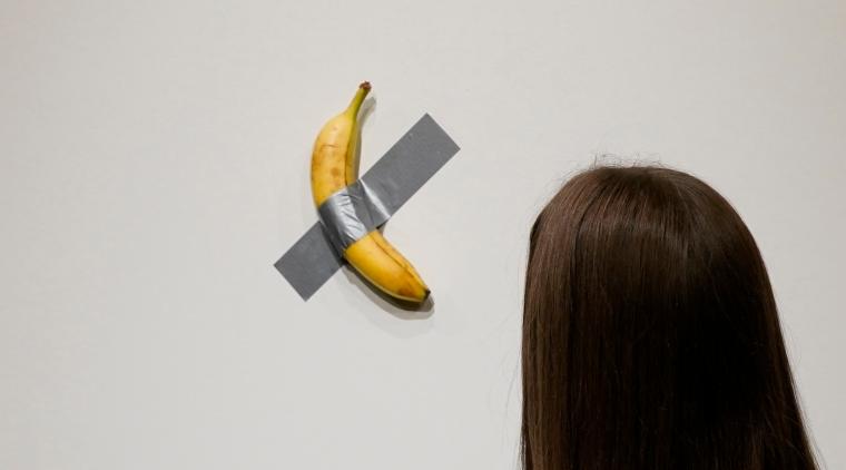 Turista se come una banana expuesta en Francia | Foto AFP