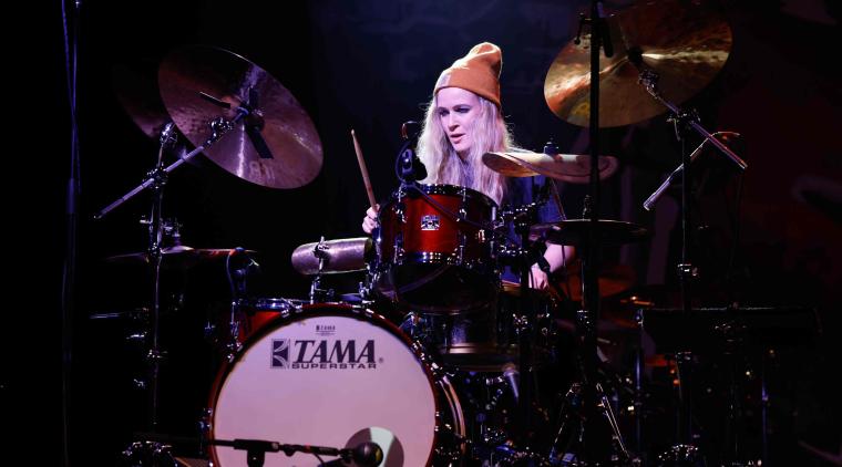 Clases de batería gratis en Medellín con Anika Nilles