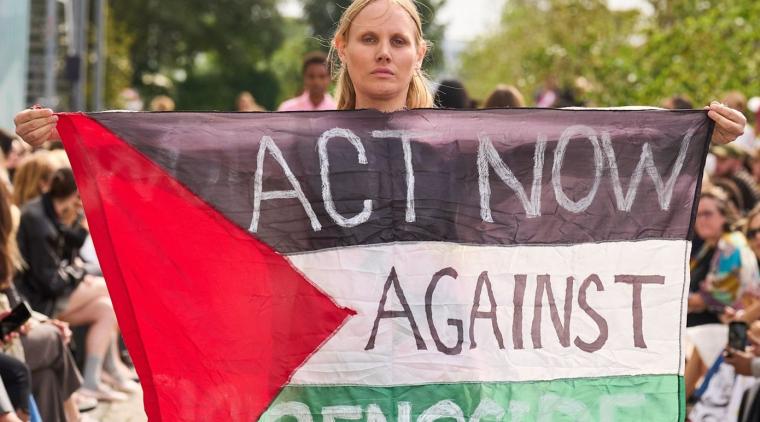 Modelo despliega bandera palestina en la pasarela de Copenhague