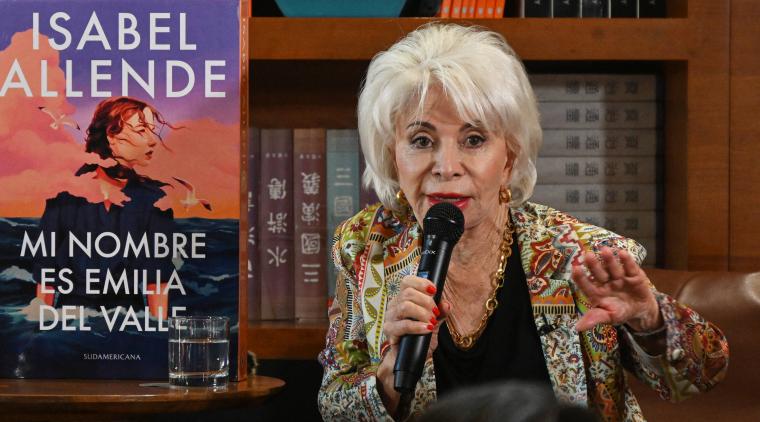 Isabel Allende arremete contra la política migratoria de Trump 