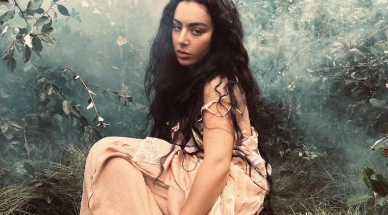 Charli XCX, imagen promocional del sencillo House