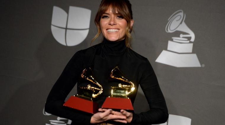 Kany García en los Premios Grammy. Foto: Bridget BENNETT / AFP