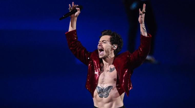 Harry Styles se presenta en el escenario durante la ceremonia y el show en vivo de los BRIT Awards 2023, celebrados en Londres el 11 de febrero de 2023. Ben Stansall / AFP