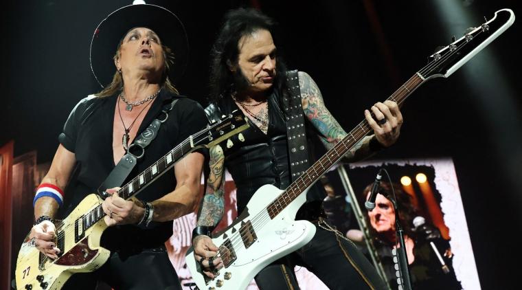 Chuck Garric, Alice Cooper y Nita Strauss se presentan en The Kia Forum el 19 de octubre de 2025 en Inglewood, California. Monica Schipper / Getty Images North America / Getty Images vía AFP