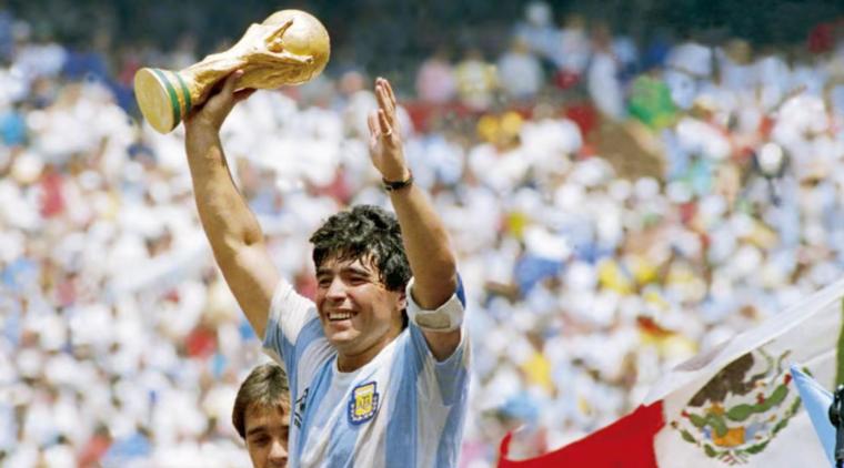Diego alzando la Copa del Mundo en México 1986