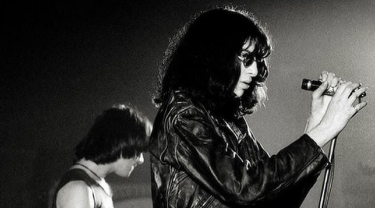 Joey Ramone: 5 momentos más punks y activistas del ícono | Foto Adrian Boot