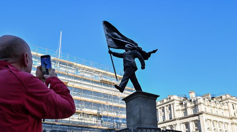 Banksy se atribuyó curiosa estatua que apareció en Londres 