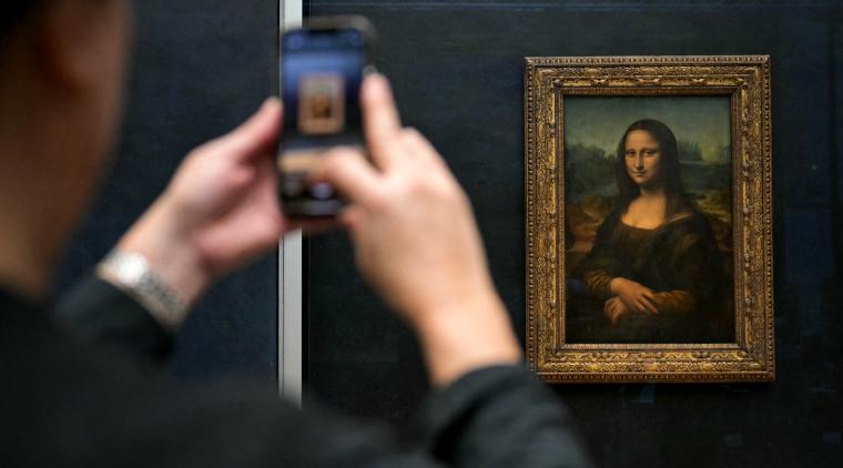 Película y documental adaptarán el histórico robo al museo Louvre de 2025