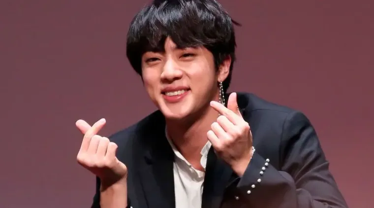 El corazón coreano: el gesto que conquistó el K-pop y se volvió emoji global