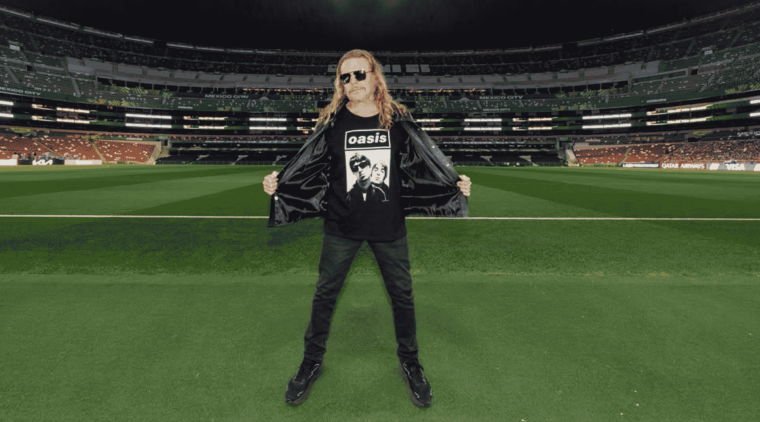 Fer de Maná con camiseta de Oasis