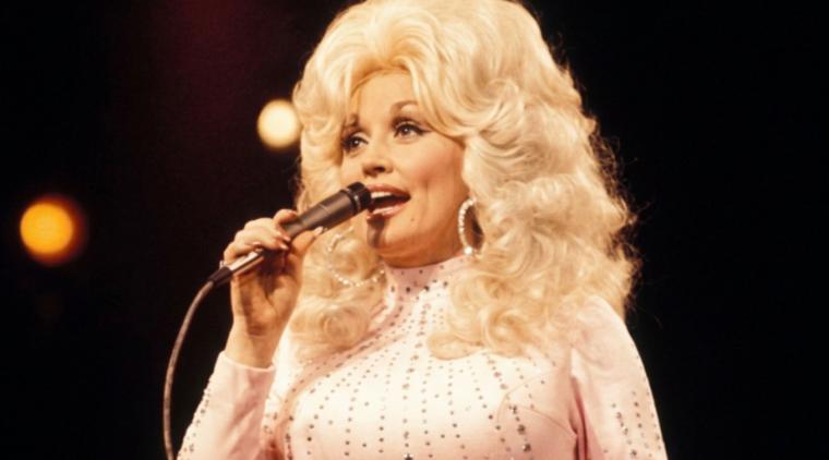 Dolly Parton interpretando Jolene, uno de sus grandes clásicos de la música country.