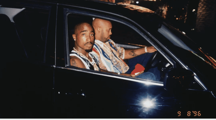 Tupac Shakur junto a Suge Knight en su última fotografía conocida en 1996