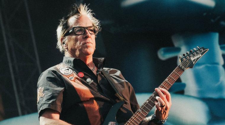 Noodles, guitarrista de The Offspring, durante una presentación en vivo.
