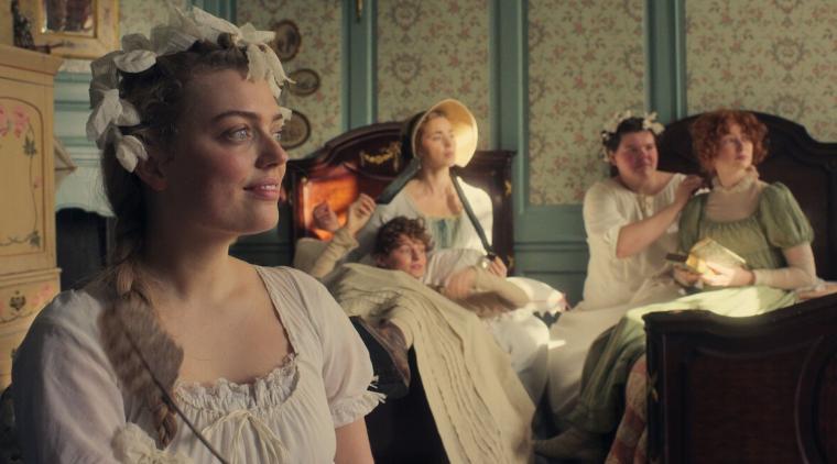 Emma Corrin y Jack Lowden protagonizan la nueva adaptación de Orgullo y Prejuicio de Netflix.