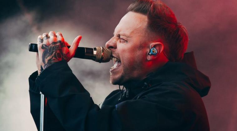 Sam Carter, vocalista de la banda británica de metalcore Architects.