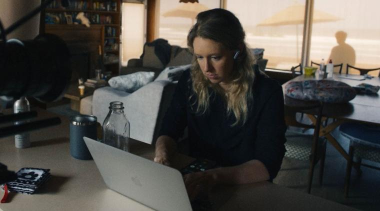Elizabeth Holmes en You Can See Everything, documental de A24 dirigido por Nathan Fielder y Lance Oppenheim.