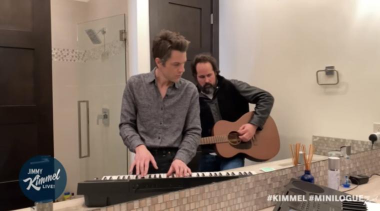 Brandon Flowers y Ronnie Vannucci emitiendo desde el baño