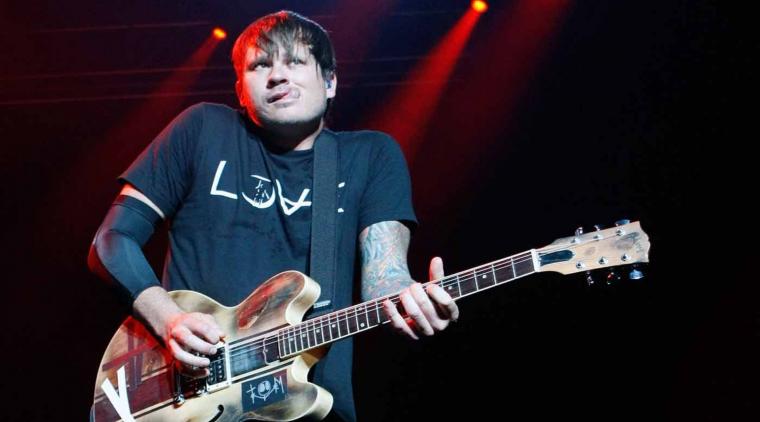 Tom Delonge vende sus equipos