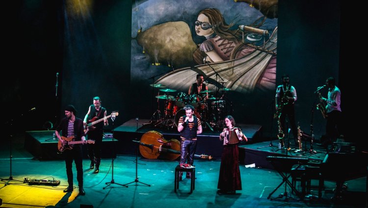 La Burning Caravan en vivo en el Teatro Colón de Bogotá. Foto tomada de Facebook.