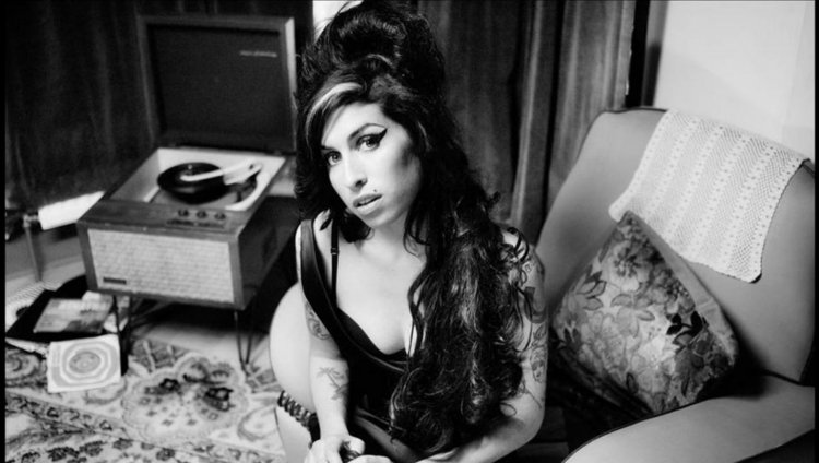 Amy Winehouse en el vídeo Back To Black Amy Winehouse en el vídeo Back To Black