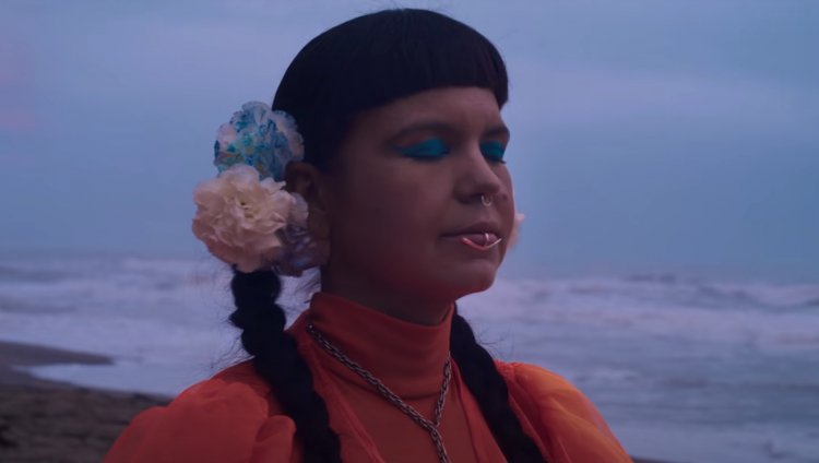 Captura pantalla del video de "Ahora" de Bomba Estéreo Captura pantalla del video de "Ahora" de Bomba Estéreo